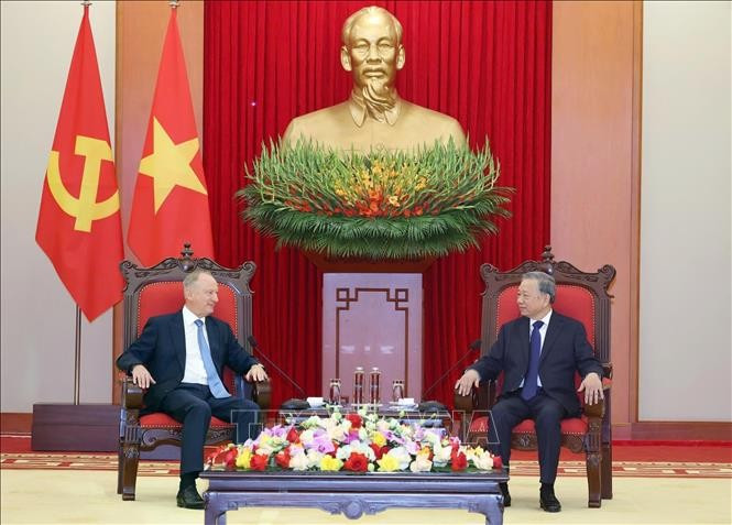El secretario general del Partido Comunista de Vietnam, To Lam, recibe a Nikolai Patrushev, asistente del Presidente de Rusia y jefe del Consejo Marítimo del país. (Fuente: VNA)