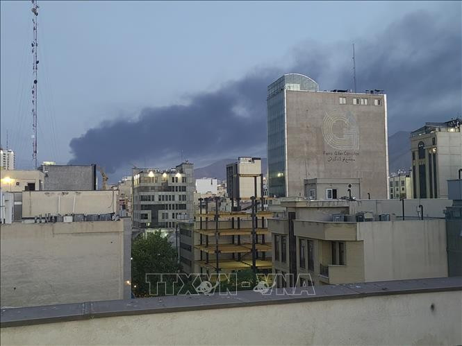 Humo se eleva tras una explosión en Teherán, Irán, el 15 de junio de 2025. (Foto: Xinhua/VNA)