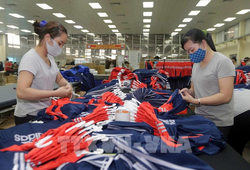  Prendas de vestir para exportación al mercado de la Unión Europea en la empresa Thai Nguyen. (Fuente: VNA)