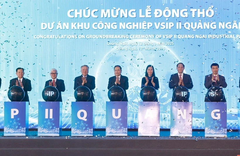 El presidente de la Asamblea Nacional de Vietnam, Tran Thanh Man, el viceprimer ministro permanente Nguyen Hoa Binh y delegados en la inauguración. (Fuente: VNA)