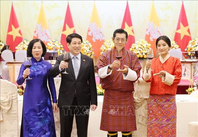 El presidente vietnamita, Luong Cuong, y su esposa ofrecieron un solemne banquete en honor del Rey Jigme Khesar Namgyel Wangchuck de Bután y su Reina. (Fuente: VNA)