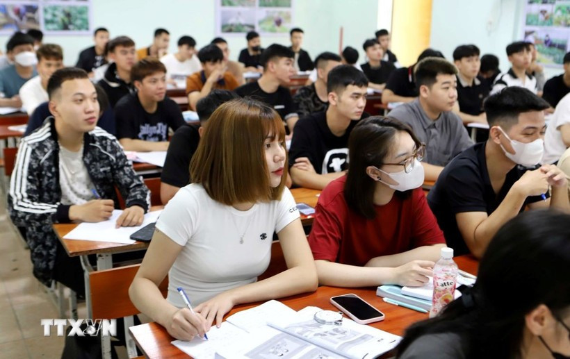 Los trabajadores aprenden el idioma sudcoreano antes de partir al extranjero a trabajar. (Foto: VNA)