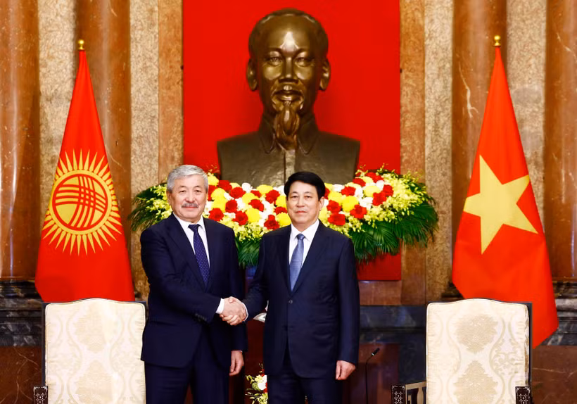 El presidente vietnamita, Luong Cuong, recibe al primer ministro de Kirguistán, Adylbek Kasymaliev. (Fuente: VNA)