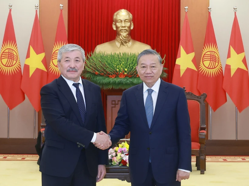 El secretario general del Partido Comunista de Vietnam, To Lam, recibió al primer ministro de la República de Kirguistán, Adylbek Kasimalyev. (Fuente: VNA)