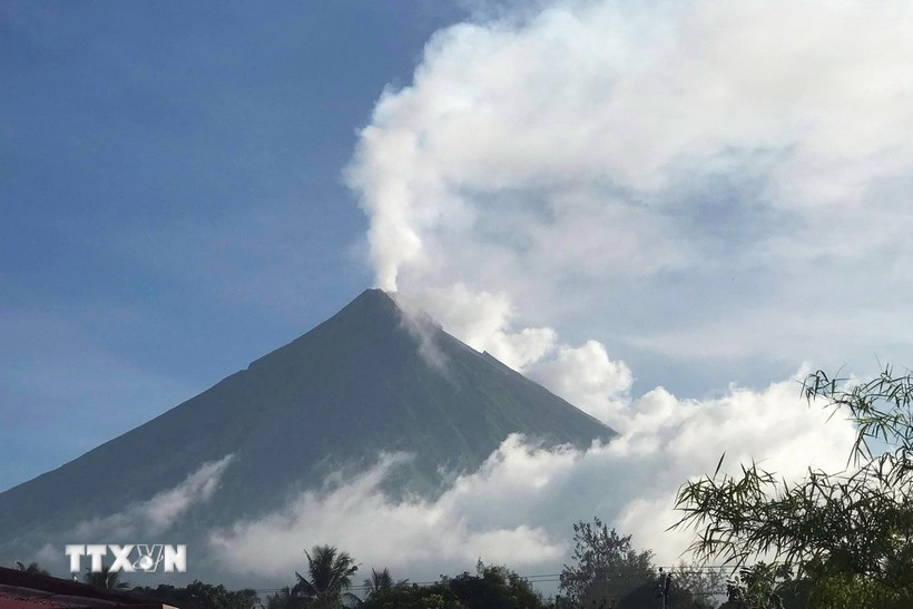 El volcán Mayon, en la provincia de Albay, Filipinas, entró en erupción, emitiendo cenizas y humo, el 8 de junio de 2023. (Foto: AFP/VNA)