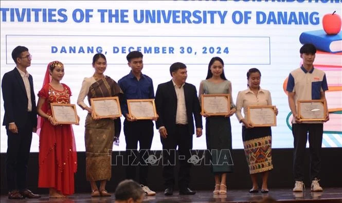 La Universidad de Danang entrega reconocimientos a estudiantes internacionales con mejores resultados académicos. (Fuente: VNA)