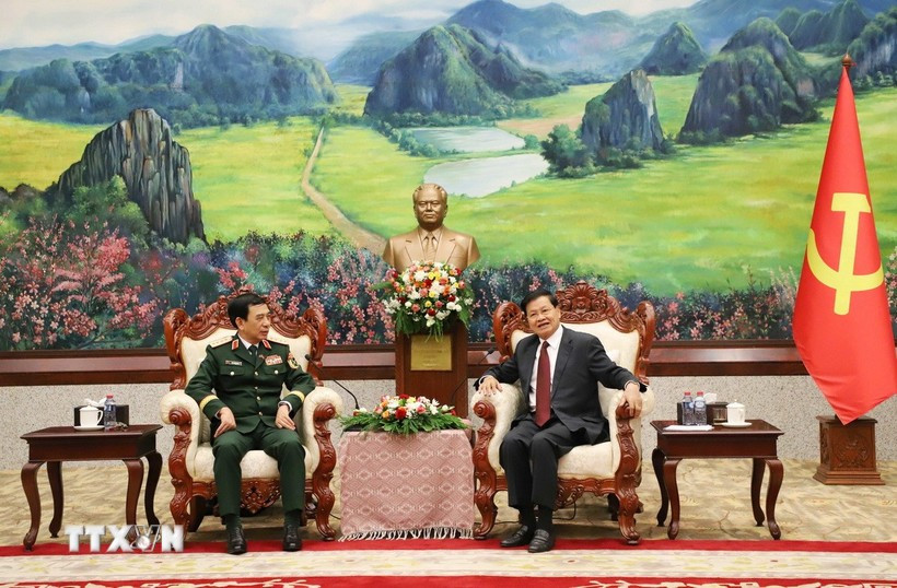 El secretario general del Partido Popular Revolucionario y presidente de Laos, Thongloun Sisoulith, recibe al ministro vietnamita de Defensa, general Phan Van Giang. (Fuente: VNA)