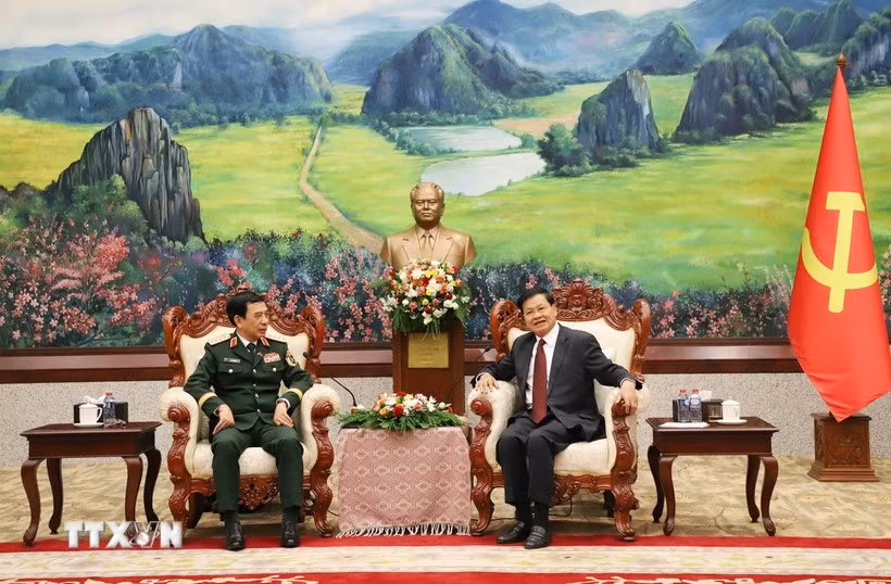 El secretario general del Partido Popular Revolucionario y presidente de Laos, Thongloun Sisoulith, recibe al ministro vietnamita de Defensa, general Phan Van Giang. (Fuente: VNA)