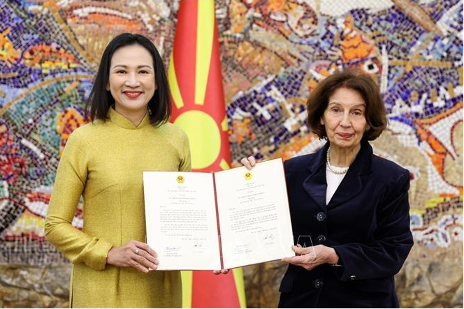 La embajadora de Vietnam en Bulgaria, concurrente en Macedonia del Norte, Dang Thi Minh Nguyet, presenta sus cartas credenciales a la presidenta de Macedonia del Norte, Gordana Siljanovska-Davkova. (Foto: VNA)