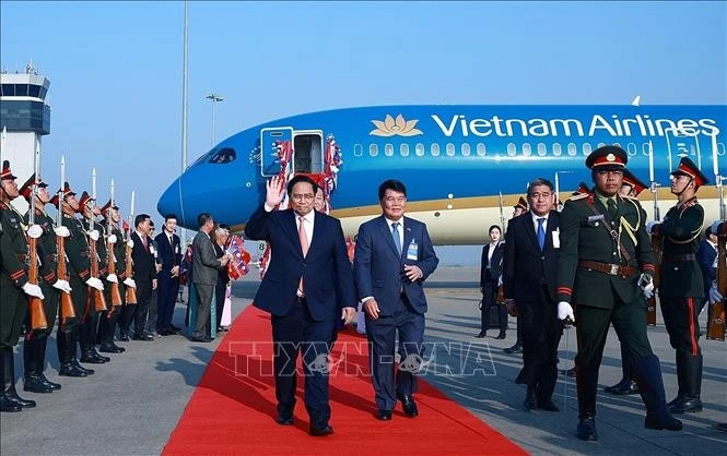 Acto de bienvenida al primer ministro vietnamita, Pham Minh Chinh, en en el Aeropuerto Internacional de Wattay, Laos. (Fuente: VNA)