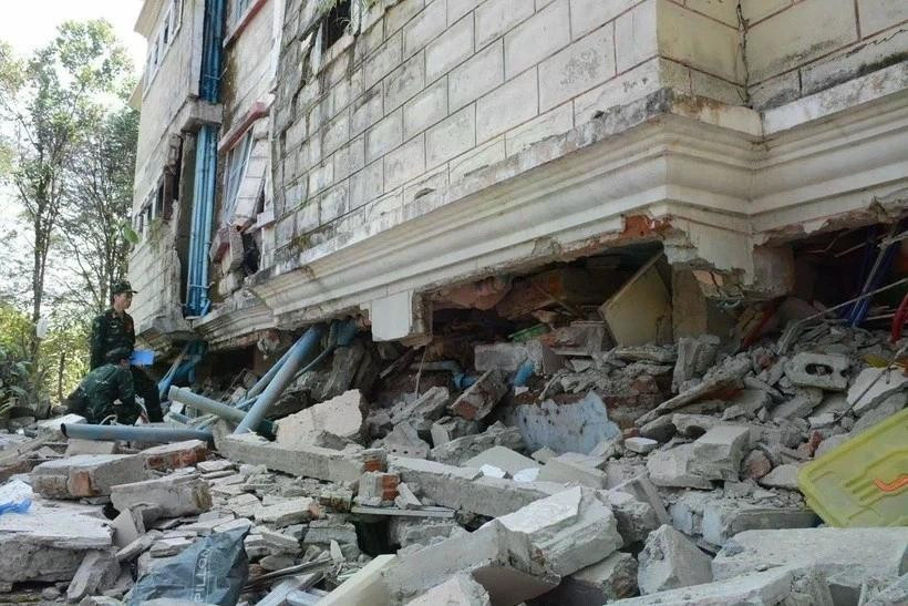 Fuerzas de rescate vietnamitas llegan al lugar de una zona residencial afectada por el terremoto en la capital Nay Pyi Taw. (Fuente: VNA)