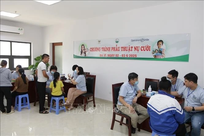 Médicos examinan a niños para detectar defectos congénitos. (Foto: VNA)