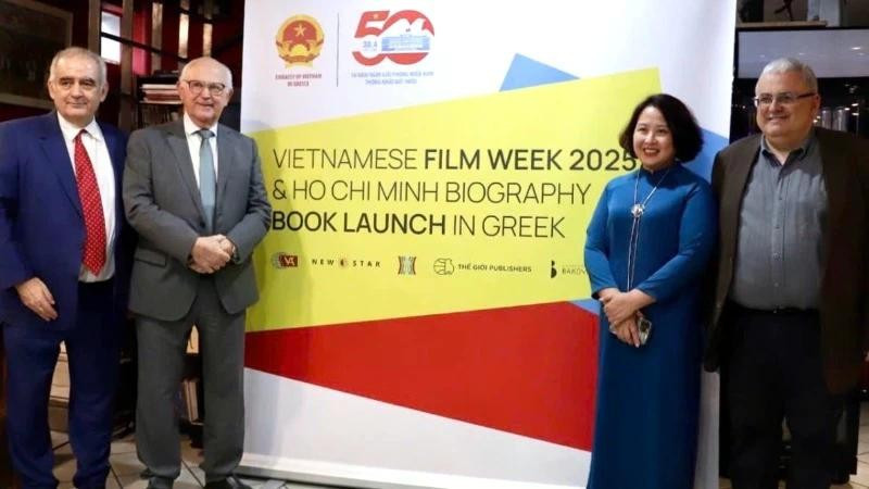 La embajadora de Vietnam en Grecia, Pham Thi Thu Huong, y delegados en el evento. (Fuente: VNA)