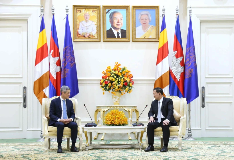 El primer ministro camboyano, Samdech Thipadei Hun Manet, recibe al embajador vietnamita en el país, Nguyen Minh Vu. (Fuente: VNA)