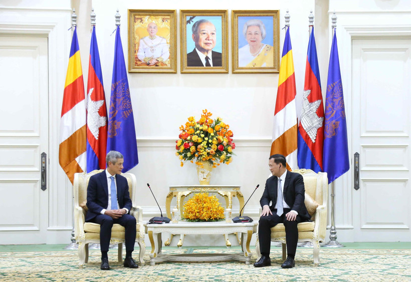 El primer ministro camboyano, Samdech Thipadei Hun Manet, recibe al embajador vietnamita en el país, Nguyen Minh Vu. (Fuente: VNA)