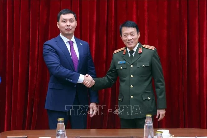 Luong Tam Quang, ministro de Seguridad Pública de Vietnam, recibe a Zhumagali Askhat, presidente de la Agencia Anticorrupción de Kazajistán. (Fuente: VNA)