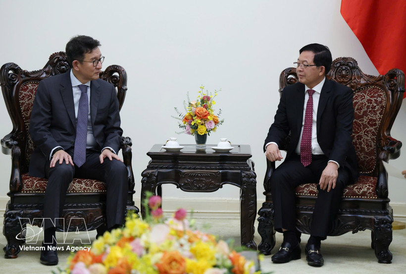 El viceprimer ministro Ho Quoc Dung recibe a Yongsoo Huh, vicepresidente del consejo de administración y director general del grupo energético GS de Corea del Sur. (Fuente: VNA)
