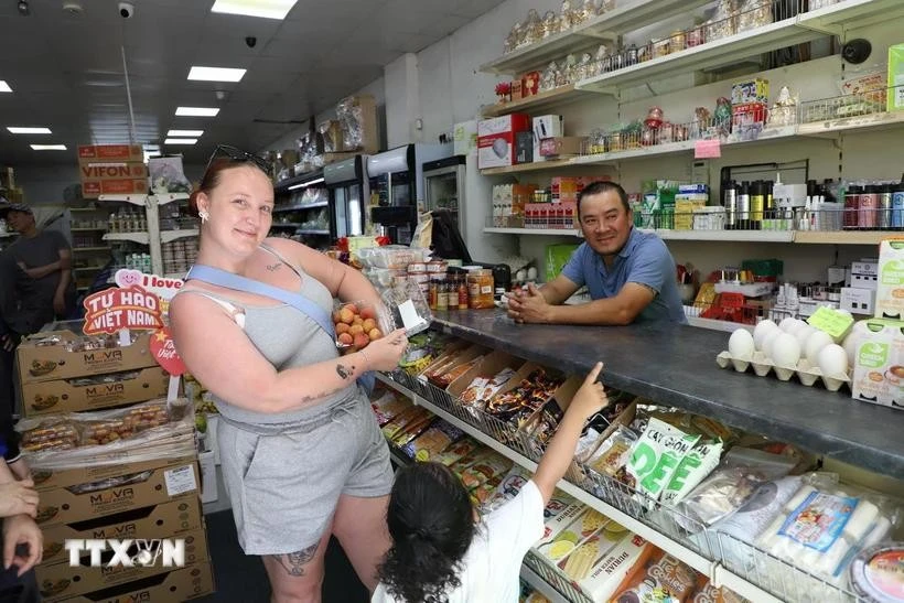 Consumidor británico busca lichi vietnamita en una tienda. (Fuente: VNA)