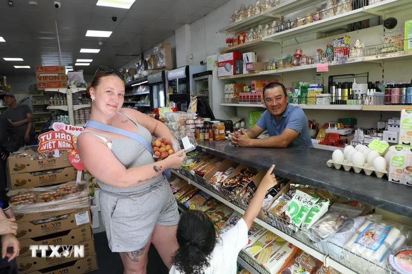 Consumidor británico busca lichi vietnamita en una tienda. (Fuente: VNA)