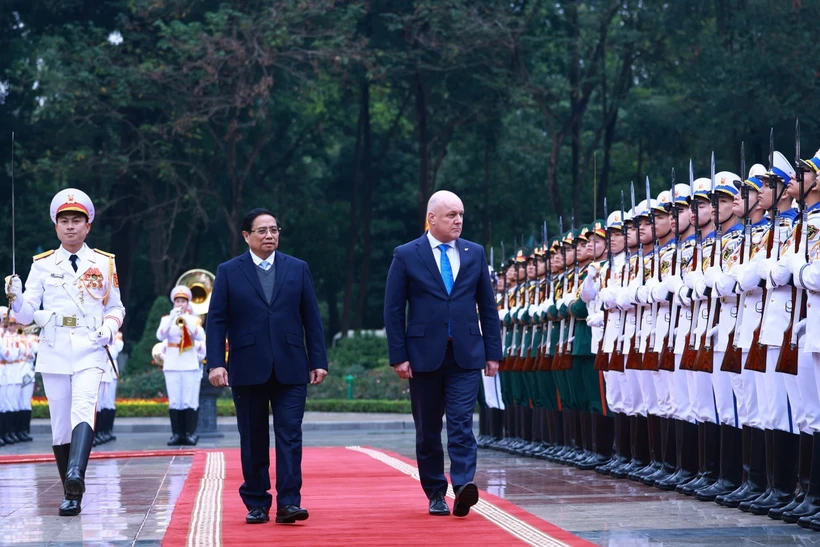 El primer ministro de Vietnam, Pham Minh Chinh, presidió en Hanoi la ceremonia de bienvenida a su homólogo de Nueva Zelanda, Christopher Luxon. (Fuente: VNA)