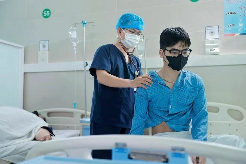 Médico examina a paciente de la pandemia de la COVID-19. (Foto: VNA)
