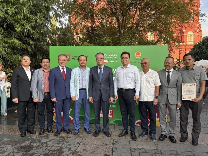 El embajador de Vietnam en Rusia, Dang Minh Khoi (centro) y delegados en el evento. (Fuente: VNA)