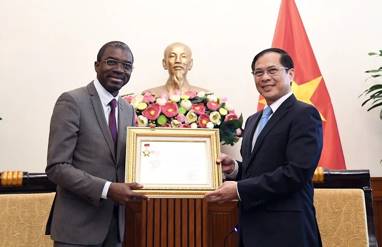 El viceprimer ministro y canciller de Vietnam, Bui Thanh Son, entregó a Lazare Eloundou Assomo, director del Centro del Patrimonio Mundial de la UNESCO la medalla conmemorativa "Por la Causa de la Diplomacia Vietnamita", en reconocimiento a sus destacadas contribuciones a la preservación y promoción del patrimonio vietnamita y a la cooperación bilateral. (Fuente: VNA)