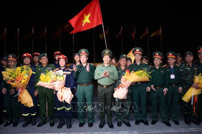 El teniente general Vu Hai San, viceministro de Defensa y el teniente general Le Van Tuyen, viceministro de Seguridad Pública dieron la bienvenida a las fuerzas de rescate por completar su misión internacional y regresar de Myanmar. (Fuente: VNA)