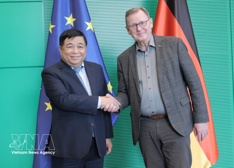 El viceprimer ministro vietnamita, Nguyen Chi Dung, y el vicepresidente del Parlamento Federal (Bundestag), Bodo Ramelow. (Fuente: VNA)