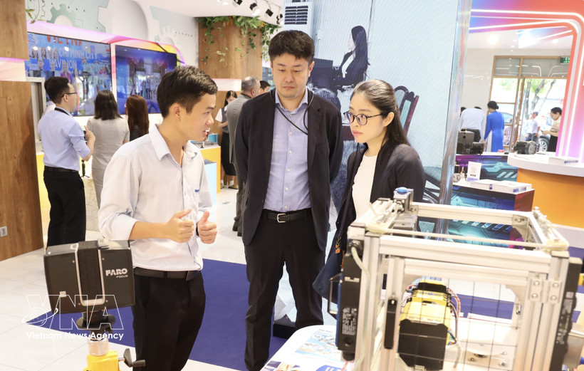 Empresas vietnamitas presentan productos a sus socios en la Semana de Conexión Comercial y Exhibición de Productos de 2025 para las Industrias de Tecnología Mecánica, Eléctrica y Digital (Foto: VNA).
