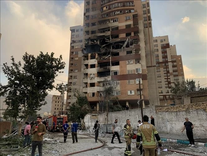 Un edificio en Teherán, Irán, dañado tras un ataque aéreo israelí el 13 de junio de 2025. (Foto: VNA)