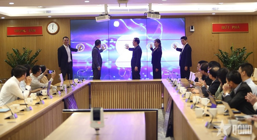 Los delegados realizaron la ceremonia de lanzamiento del Portal. (Fuente: qdnv.vn)