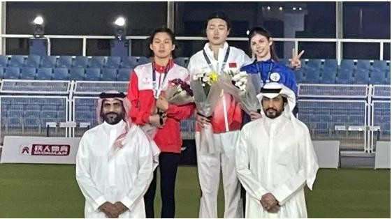 Mai Ngoc Anh (izquierda, camiseta roja) en el podio. (Fuente: Internet)