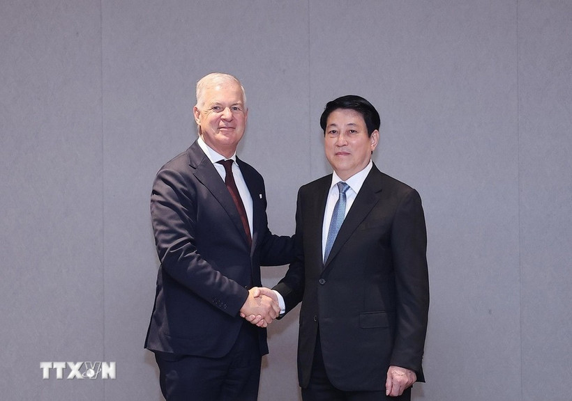 El presidente de Vietnam, Luong Cuong, se reúne con el secretario general de la Cámara de Comercio Internacional (ICC), John Denton. (Fuente: VNA)