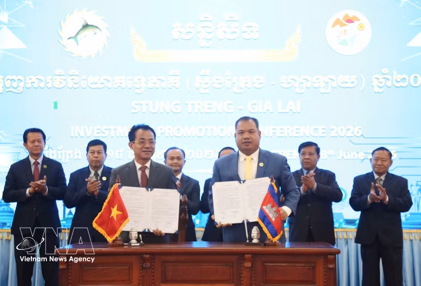 En el acto de firma del acuerdo para el estudio de inversiones en plantaciones forestales a gran escala entre Stung Treng y la empresa Phu Tai de Gia Lai. (Fuente: VNA)