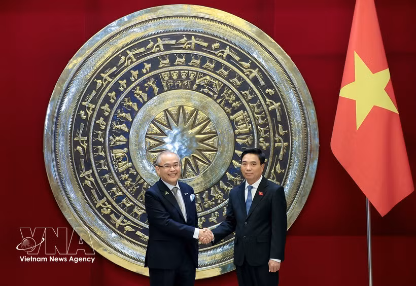 El vicepresidente de la Asamblea Nacional de Vietnam Nguyen Doan Anh, y el secretario general de AIPA, Chem Widhya. (Fuente: VNA)