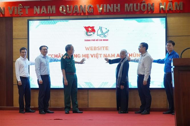 Delegados en el acto de lanzamiento de la página web “Retrato de la madre heroica vietnamita”. (Fuente: VNA)