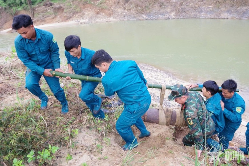 Las fuerzas retiran una bomba MK81 del jardín de la casa del ciudadano Than Nhan Tong, en la comuna de Khanh Vinh, provincia de Khanh Hoa. (Foto: qdnd.vn)