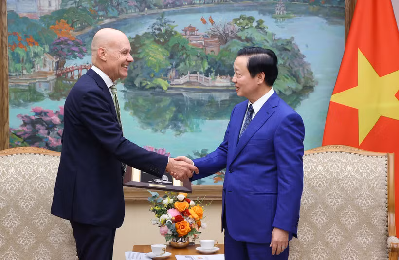 El viceprimer ministro Tran Hong Ha recibe al embajador neerlandés en Vietnam, Kees van Baar. (Fuente: VNA)