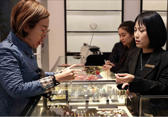 Compra y venta de oro en la tienda Phu Quy. (Foto: VNA)