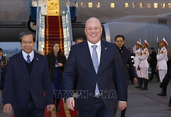 El primer ministro de Nueva Zelanda, Christopher Luxon, llegó al aeropuerto internacional de Noi Bai. (Fuente: VNA)