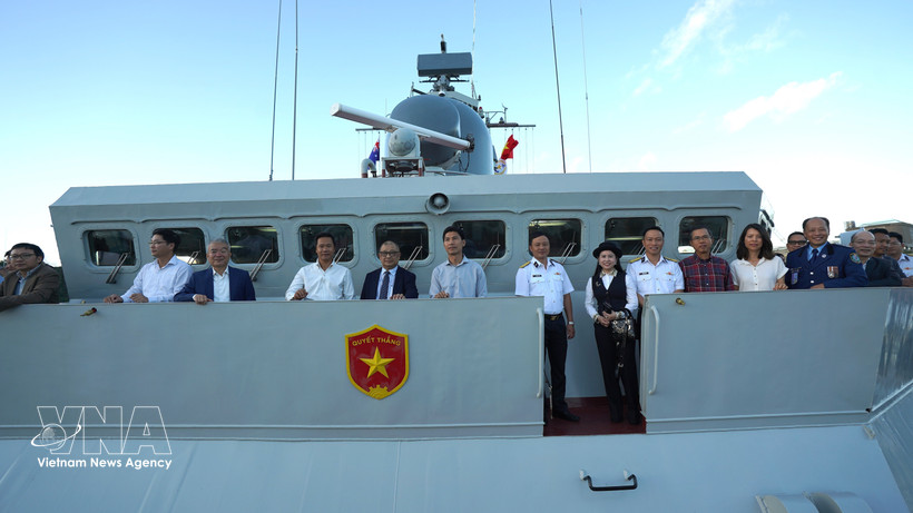 Representantes de agencias vietnamitas y residentesvietnamitas en Australia visitan el buque 016-Quang Trung. (Fuente: VNA)