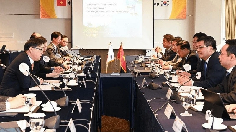 Nguyen Hong Dien, ministro de Industria y Comercio de Vietnam, en la reunión con representantes de grandes grupos de energía sudcoreanos como KEPCO, Doosan Energy, POSCO E&C y LS Eco Energy. (Fuente: https://nangluongvietnam.vn/)