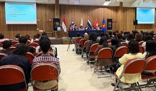 Panorama de la reunión. (Fuente: Embajada)