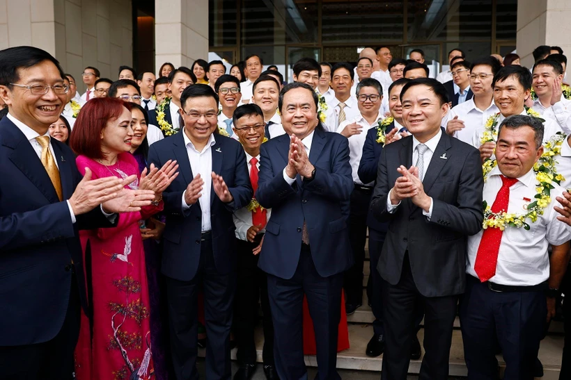 El presidente de la Asamblea Nacional de Vietnam, Tran Thanh Man, con representantes del Grupo Nacional de Industria y Energía de Vietnam. (Fuente: VNA)