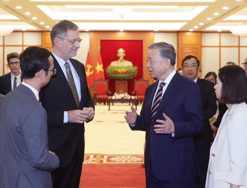 El secretario general del Comité Central del Partido Comunista de Vietnam, To Lam, recibió en Hanoi al embajador de Francia en el país, Olivier Brochet. (Fuente: VNA)