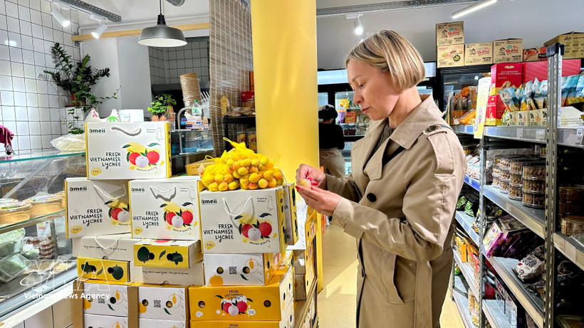 Una cliente francesa prueba el lichi vietnam. (Fuente: VNA)