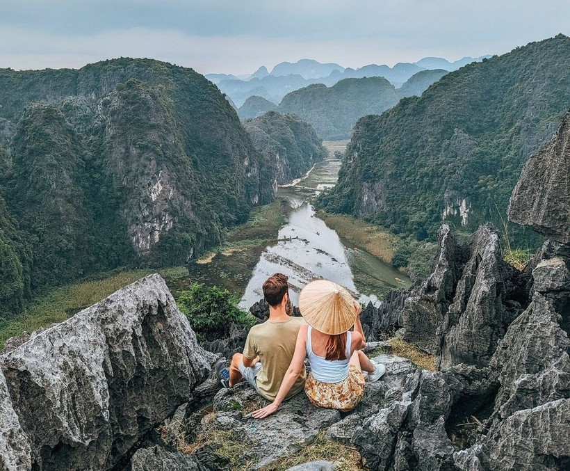 Turistas internacionales en la cima de la cueva de Mua, Ninh Binh. (Foto: VNA)