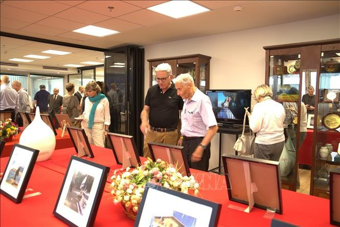 Visitantes a la exposición fotográfica. (Fuente: VNA)