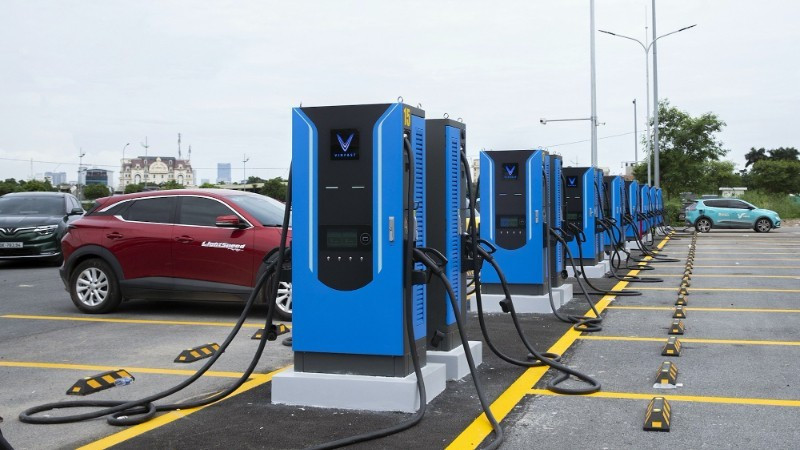 La estación de carga para vehículos eléctricos de V-Green acaba de abrir en el aparcamiento Minh Khai, en la calle de Cau Dien, Hanói. (Foto: nhandan.vn)